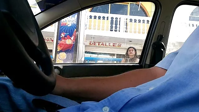 筋肉を持つ成熟した男性は、外の納屋で三人組のセックスをしています。 エロ 女 アニメ